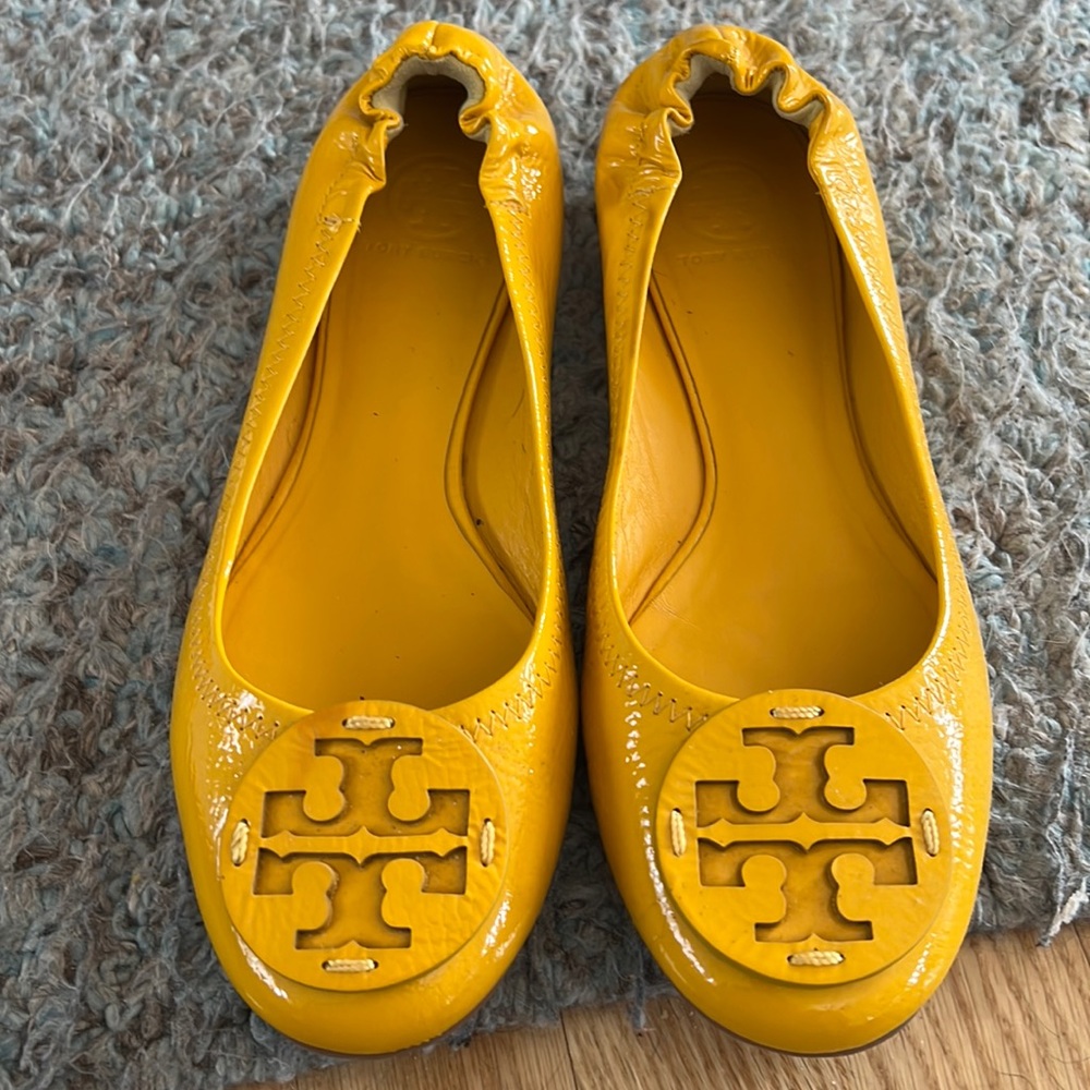 Womens flat shoes. Size 9.